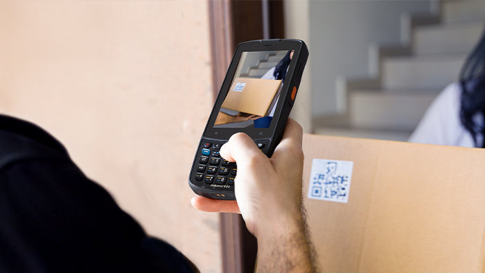 Datalogic Memor K20 Android keypad mobile computer, Wi-Fi, 2D imager (946200001) – scanning a parcel