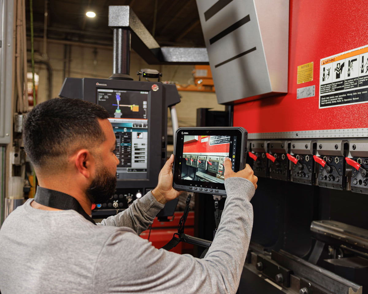 Zebra ET60 rugged tablet, Android (GMS), Wi-Fi only (ET60AW-0HQAGN00A0-A6) – in use in manufacturing