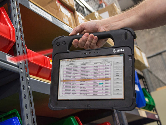 Zebra L10 rugged tablet, Android 8.1 (GMS), 2D imager (integrated), 4G LTE + GPS (RTL10B1-H2AS0P0000A6) – in use in a warehouse